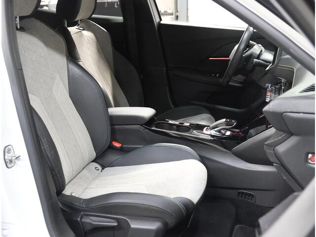 Peugeot e-2008 GT 50kWh 136PK | 1ste eigenaar | 3 FASE | Alcantara/LEER | AppleCarplay/Android Auto | StoelVerwarming | 18"LMV | Dodehoekdetectie | Camera | LED lampen | Keyless | Adaptive Cruise Control | Climate Control | Camera | FULL LED | Two-Tone | Sfeerverlichtin