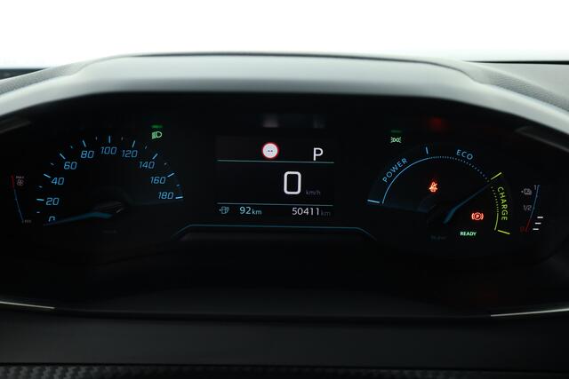 Peugeot e-2008 EV Allure Pack 50 kWh | Apple CarPlay & Android Auto | Clima | All Seasons | Cruise