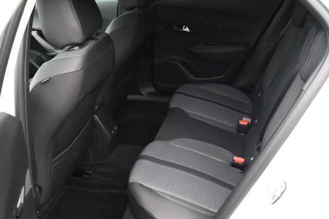 Peugeot e-2008 EV Allure Pack 50 kWh | Nieuwstaat! | 3D I-cockpit | Half Leder | Adaptieve Cruise | Camera | Lichtmetaal | Apple Carplay / Android Auto