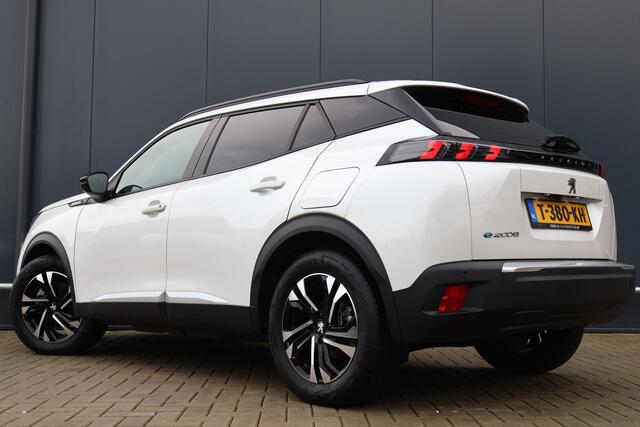 Peugeot e-2008 EV Allure Pack 50 kWh | Nieuwstaat! | 3D I-cockpit | Half Leder | Adaptieve Cruise | Camera | Lichtmetaal | Apple Carplay / Android Auto