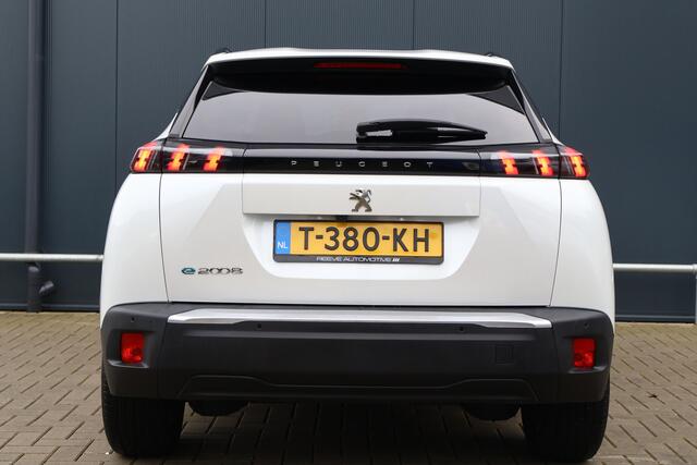 Peugeot e-2008 EV Allure Pack 50 kWh | Nieuwstaat! | 3D I-cockpit | Half Leder | Adaptieve Cruise | Camera | Lichtmetaal | Apple Carplay / Android Auto