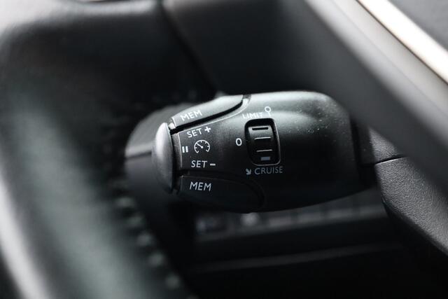 Peugeot e-2008 EV Active 50 kWh | Navi | Apple CarPlay | Cruise | LED | Clima | All Seasons