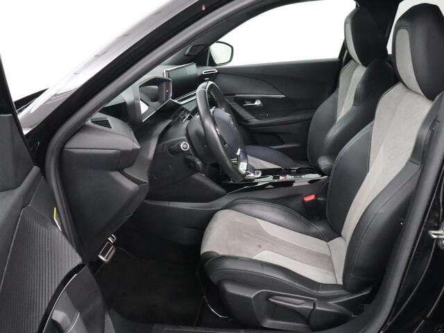 Peugeot e-2008 EV GT 50 kWh | Panoramadak | Stoelverwarming | Adaptive cruise | Leder/Alcantara | Carplay | 18'' | Camera | Navigatie | Dodehoek detectie