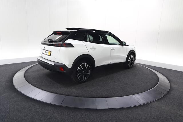 Peugeot e-2008 EV GT Pack 50 kWh |SOH=92,5%| Schuif-/Kanteldak | Adaptieve Cruise Control | Camera | Dodehoekdetectie |