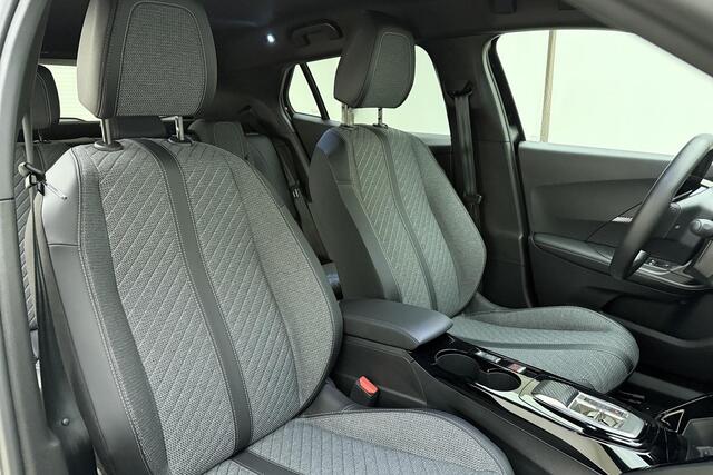 Peugeot e-2008 EV Allure Avantage 54 kWh | 406Km WLTP | Navigatie | Start/Stop Knop | Cruise Control | Draadloze Apple Carplay & Android Auto | Parkeer Camera Achter | DAB+ |