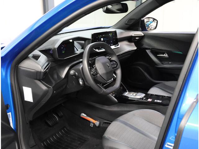 Peugeot e-2008 Allure Pack 50kWh 136PK | 1ste eigenaar | AppleCarplay/Android Auto | Armsteun | 17"LMV | Camera | AUTOMAAT | Keyless | Cruise Control | Climate Control | FULL LED | Isofix | Parkeersensoren |Privacy Glass |