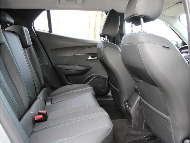 Peugeot e-2008 EV Allure Pack 50 kWh | Navi / Camera / Climate