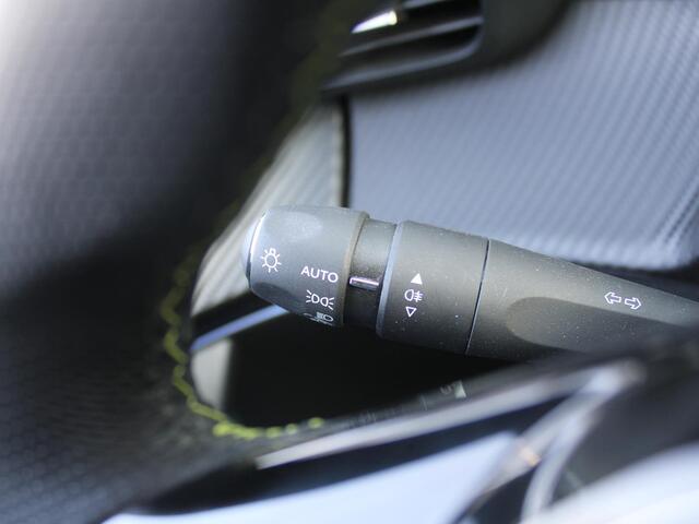 Peugeot e-2008 EV GT 54 kWh | Trekhaak | Stoelverwarming + massage | Camera | Cruise adapt. | Navi | 17" LM | Warmtepomp | LED | Zeer nette auto |