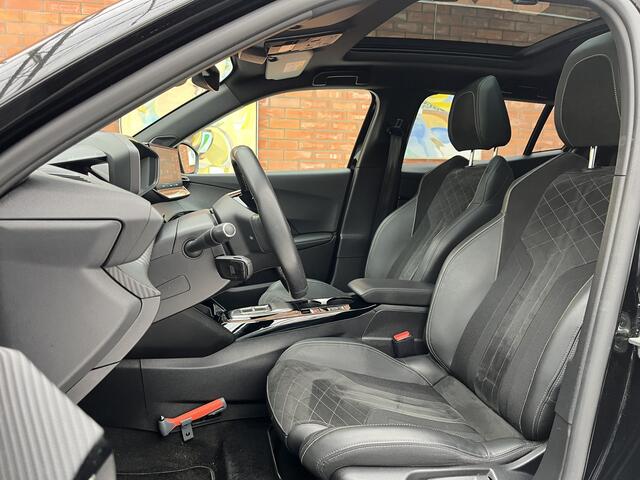 Peugeot e-2008 EV GT Pack 50 kWh | Schuifdak | Stoelverwarming | Keyless | Trekhaak afneembaar |