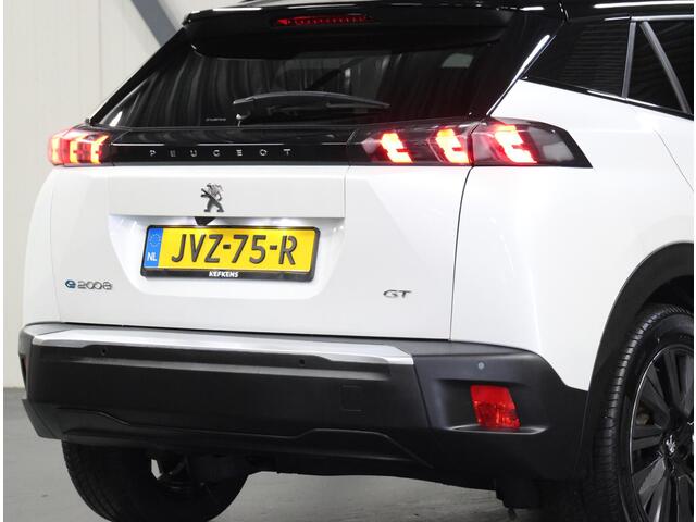 Peugeot e-2008 EV GT 50 kWh 136PK | 3 FASE | AppleCarplay/Android Auto | Schuifkanteldak | Stof/LEER | 18"LMV | Camera | AUTOMAAT | Keyless | Cruise Control | Climate Control | Camera | FULL LED | Sfeerverlichting | Isofix | Privacy Glass |