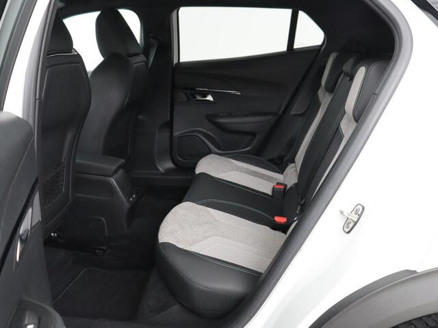 Peugeot e-2008 EV GT 50 kWh | SOH 91% | 3 Fase | Stoelverwarming | Leder/Alcantara | Adaptive cruise | Keyless | Navigatie | Carplay | Full LED