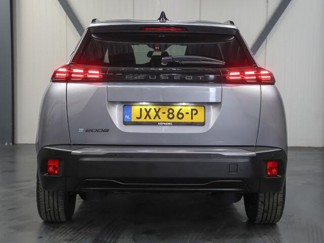 Peugeot e-2008 EV Allure 50 kWh 136PK | Accurapport %| 1ste eigenaar | AppleCarplay/Android Auto | Armsteun | 17"LMV | AUTOMAAT | Keyless | Cruise Control | Climate Control | FULL LED | Isofix | Parkeersensoren | Privacy Glass |