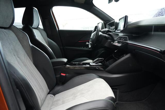 Peugeot e-2008 EV GT Pack 50 kWh 136 pk Navigatie/Stoelverwarming/AdaptieveCruiseControl