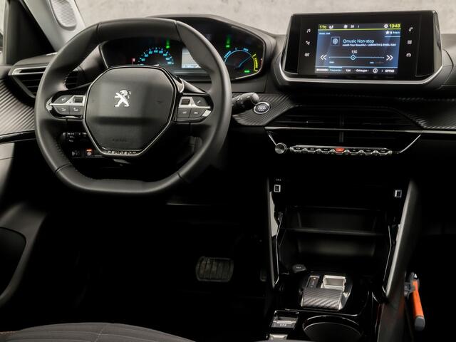 Peugeot e-2008 EV Sport 50 kWh Automaat (APPLE CARPLAY, PARELMOER, PARKEERSENSOREN, CRUISE, SPORTSTOELEN, KEYLESS, NIEUWE APK, NIEUWSTAAT)