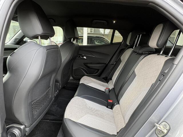 Peugeot e-2008 EV GT 50 kWh | Adaptieve Cruise Control | Navi | Achteruitrijcamera | 3D Cockpit | Full LED | Stoelverwarming | Alcantara bekleding | Apple Carplay/Android Auto