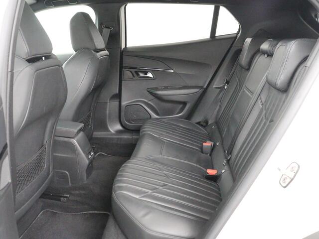 Peugeot e-2008 EV GT Pack 50 kWh | 3 Fase | Panoramadak | Stoelverwarming | Adaptive cruise | Leder | Carplay | Keyless | Camera | Full LED | Navigatie | Climate control | Dodehoek detectie