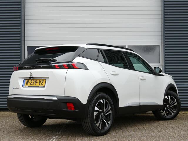 Peugeot e-2008 EV Allure Pack 50 kWh | WLTP 318KM | 3-Fase | Stoelverwarming | Parkeer Camera Achter | Navigatie | Cruise Control | Parkeersensoren Achter | Start/Stopknop |