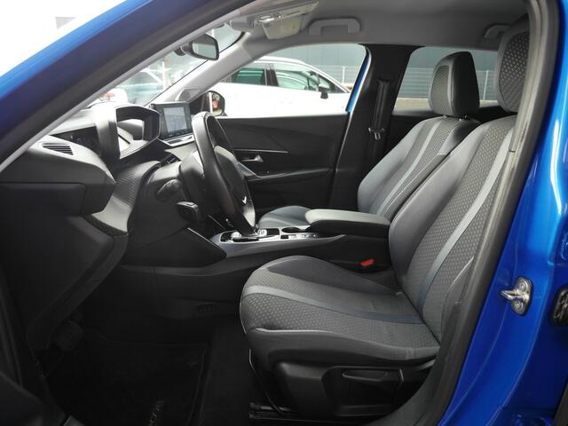 Peugeot e-2008 EV Allure 50 kWh | 3 Fase | Adaptieve cruise control | Draadloze telefoonlader | Stoelverwarming | Navigatie | Achteruitrijcamera | Lichtmetalen velgen | Apple carplay/Android auto