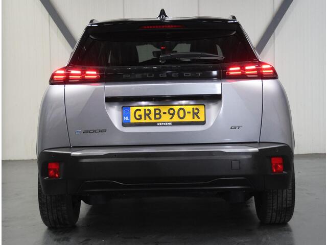 Peugeot e-2008 EV GT 54 kWh 156PK | 1ste eigenaar | AppleCarPlay/AndroidAuto | Climate Control | Adaptive Cruise Control | Camera | FULL LED | Navigatie | LMV | Parkeersensoren | Privacy Glass | Isofix | Two-Tone | Sfeerverlichting |