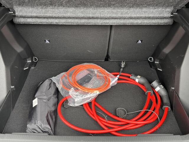 Peugeot e-2008 EV GT 54 kWh WARMTEPOMP| ACHTERUITRIJCAMERA| RIJSTROOK-ASSISTENT| APPLE CARPLAY/ ANDROID AUTO| FABRIEKSGARANTIE PEUGEOT TOT 02-2027| 17.000KM!|