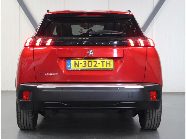 Peugeot e-2008 EV Allure Pack 50 kWh 136PK | Accurapport 92%| 1ste eigenaar | AppleCarplay/Android Auto | Armsteun | AUTOMAAT | Keyless | Stoelverwarming | Adaptive Cruise Control | Climate Control | FULL LED | Isofix | Parkeersensoren | Privacy Glass |