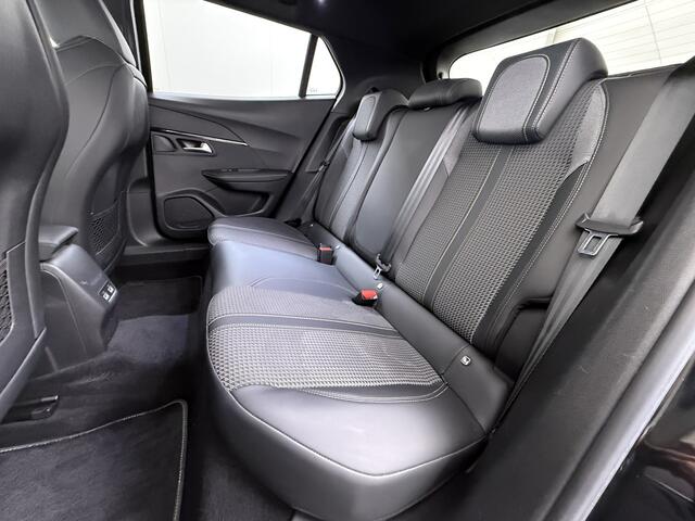Peugeot e-2008 GT-Line EV50kWh Soh 93% 360Camera Navi Apple Carplay Android Ecc Cruise Control Keyless 1/2Leer Pdc DAB+ Bluetooth Led Connected services Verkeersbord detectie Usb PrivacyGlass 17''LM Regensensor Led Verkeersbord detectie