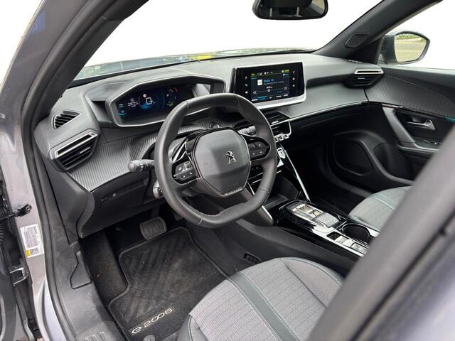 Peugeot e-2008 Allure Pack EV 3-FASEN 50kWh 136pk | CAMERA | 3D i-COCKPIT® | APPLE CARPLAY / ANDROID AUTO | LEDER/STOF | KEYLESS START |