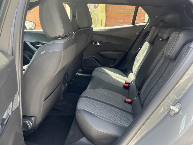 Peugeot e-2008 EV Allure Avantage 54 kWh | Keyless | Adaptive Cruise Control | Camera voor + achter | 8 jaar Peugeot Care Garantie |