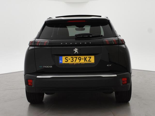 Peugeot e-2008 EV GT 50 kWh 3-FASE + ADAPTIVE CRUISE | PANORAMA | STOELVERW. | 18 INCH | 92% SOH | LEDER/ALCANTARA
