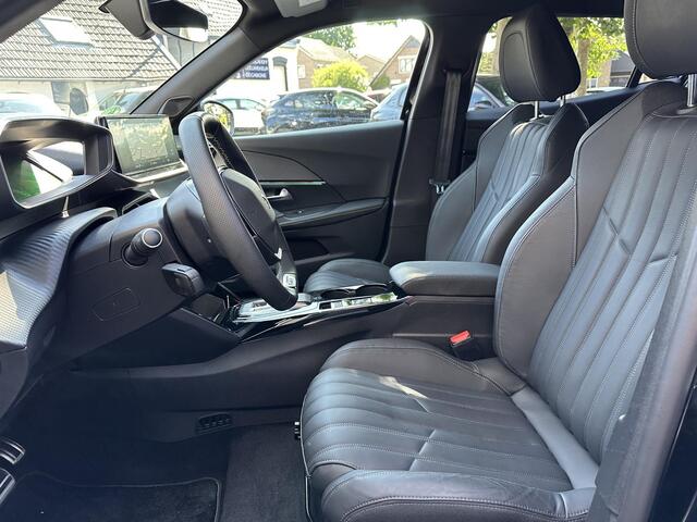 Peugeot e-2008 EV GT | Volledig Elektrisch | Automaat | 3 Fase Lader | Volledig Nappa Lederen Bekleding | Navigatie | Adaptieve Cruise Control | 3D i-Cockpit | Camera | Climate Control | Stoelverwarming | Full LED Koplampen | Keyless Entry | Dode Hoek Detectie | 17" Lic
