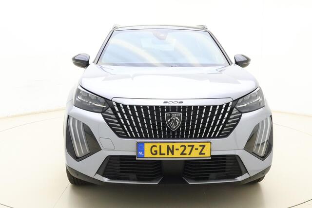 Peugeot e-2008 EV GT 54 kWh | Achteruitrijcamera | Parkeersensoren | Adaptive cruise control | Wireless charging | Navigatie | Airco | Climate control | Stuurbediening | Interieurverlichting | Half stof/leer bekleding | Verkeersbord detectie