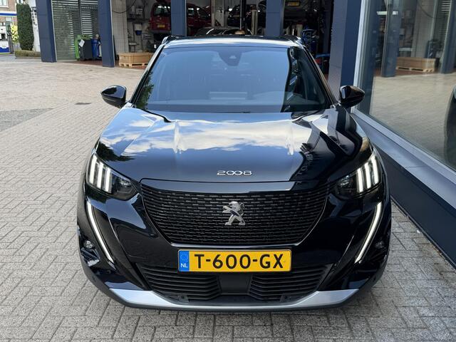 Peugeot e-2008 EV GT Pack 136 PK 50kw/h | Schuif-Kanteldak | Stoelverwarming | FULL LED koplampen | Achteruitrij-Camera | Adaptieve Cruisecontrol | Alcantara Bekleding | Navigatie en Apple caprplay en Android auto |