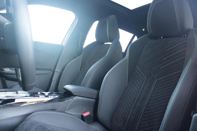 Peugeot e-2008 EV GT PACK 156PK 54 kWh | PANORAMISCH SCHUIF/KANTEL DAK | ALCANTARA EXECUTIVE INTERIOR INCL. VERWARMBARE VOORSTOELEN EN ELEKTRISCH VERSTELBARE BESTUURDERSSTOEL MET MASSAGE FUNCTIE | 18" LICHTMETALEN VELGEN "EVISSA" | VISION NAVIGATION & DRIVE ASSIST PLUS