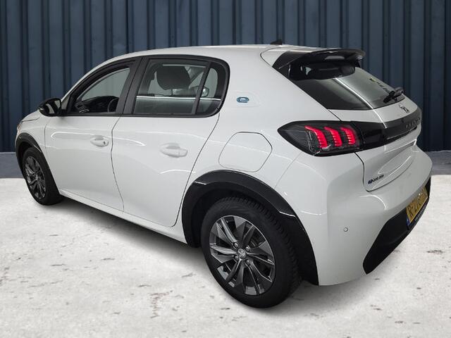 Peugeot e-208 EV Active Pack 50 kWh (136 PK) 1e-Eig. & Dealer-Onderh. BOVAG-Garantie. NL-Auto. Navigatie/Apple-Carplay/Android-Auto, Cruisecontrol, Keyless-Start, Parkeersensoren, DAB, Licht-Zicht-Pakket, Lm-Velgen-16Inch, Privacy-Glas