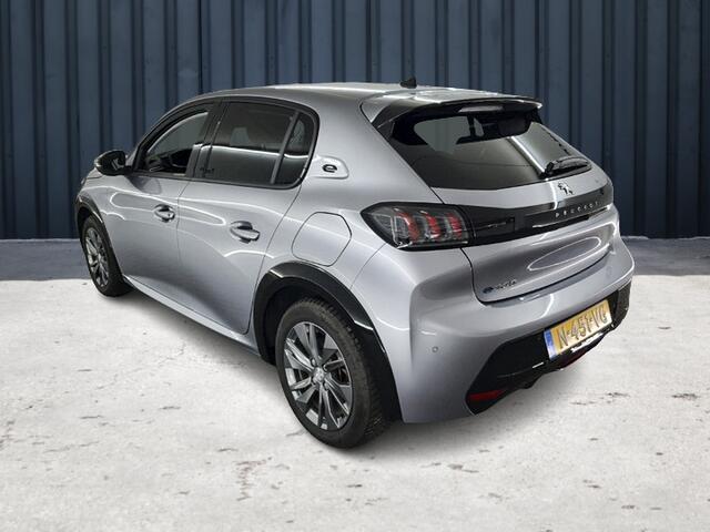 Peugeot e-208 EV Allure Pack 50 kWh (136 PK) 1e-Eig. & Dealer-Onderh. BOVAG-Garantie. NL-Auto. Half-Leer, Navigatie/Apple-Carplay/Android-Auto, Cruisecontrol, Keyless-Start, Achteruitrijcamera, Parkeersensoren, DAB, Licht-Zicht-Pakket, Lm-Velgen-16Inch, Privacy-Glas