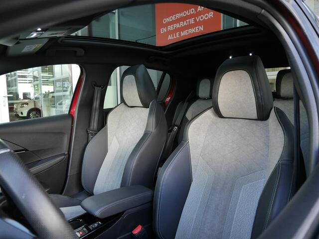 Peugeot e-208 EV GT Pack 50 kWh | 3 Fase | Stoelverwarming | Adaptive cruise control | Panoramadak | Keyless entry en start | Parkeersensoren voor en achter | Draadloze telefoonlader