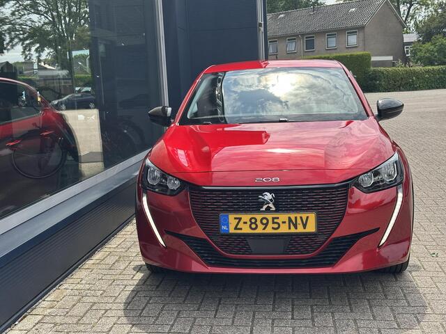 Peugeot e-208 EV Allure Pack | 1 Eigenaarsauto met slechts 13.500 KM | Navigatie | Climate Control | Keyless Start | LED Verlichting | Stoelverwarming | Cruise Control | DAB+ radio | Parkeercamera & Sensoren | Lichtmetalen Velgen 16 Inch