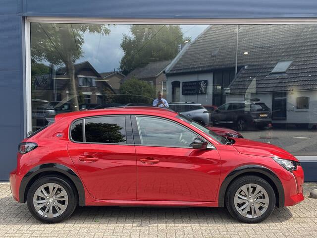 Peugeot e-208 EV Allure Pack | 1 Eigenaarsauto met slechts 13.500 KM | Navigatie | Climate Control | Keyless Start | LED Verlichting | Stoelverwarming | Cruise Control | DAB+ radio | Parkeercamera & Sensoren | Lichtmetalen Velgen 16 Inch