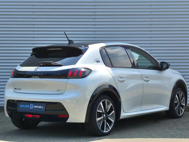 Peugeot e-208 GT EV 3-FASEN 50kWh 136pk | BLACK DIAMOND | PANODAK | NAVI | STOELVERW. | CAMERA | DODEHOEKBEW. | DRAADLOZE TELEFOONLADER