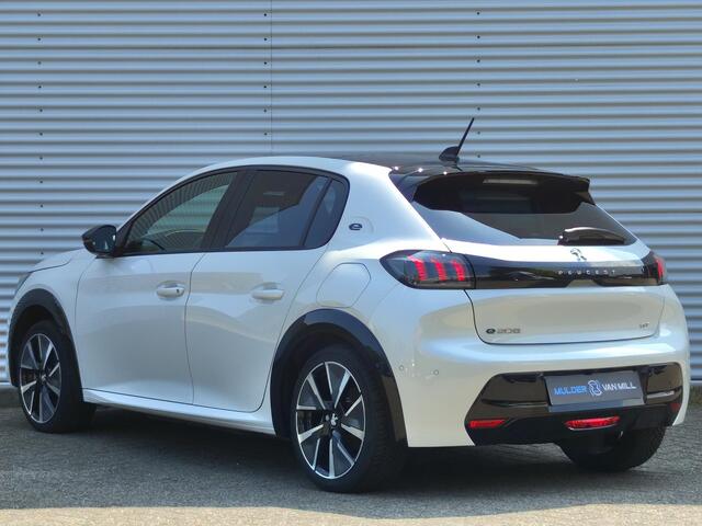 Peugeot e-208 GT EV 3-FASEN 50kWh 136pk | BLACK DIAMOND | PANODAK | NAVI | STOELVERW. | CAMERA | DODEHOEKBEW. | DRAADLOZE TELEFOONLADER