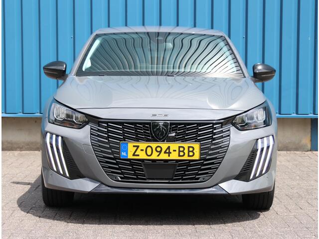 Peugeot e-208 EV Allure 136PK 51 kWh | AppleCarplay/Android Auto | 360'Camera | Parkeersensoren | FULL LED | Lederen Stuurwiel | Climate Control | Adaptive Cruise Control | 16" LMV | Isofix | Privacy Glass |