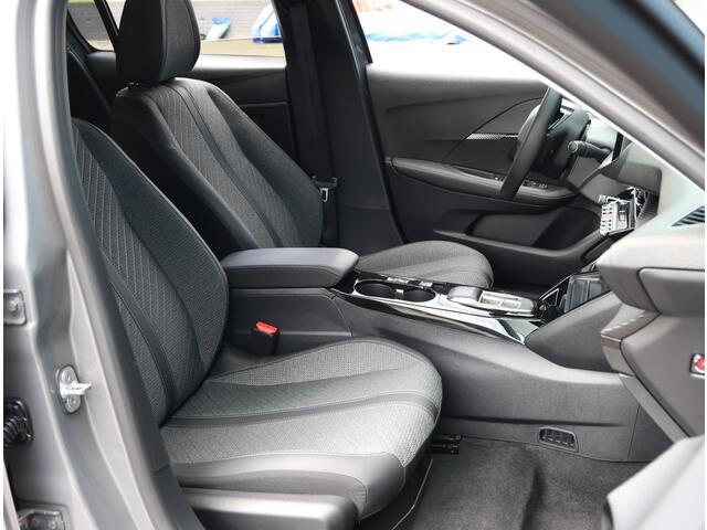 Peugeot e-208 EV Allure 136PK 51 kWh | AppleCarplay/Android Auto | 360'Camera | Parkeersensoren | FULL LED | Lederen Stuurwiel | Climate Control | Adaptive Cruise Control | 16" LMV | Isofix | Privacy Glass |