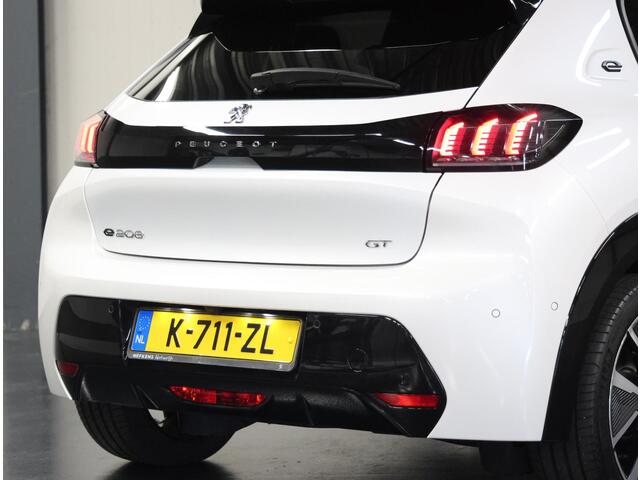 Peugeot e-208 EV GT Pack 50 kWh 136PK | AppleCarPlay/AndroidAuto | Alcantara/Leer | Adaptive Cruise Control | Climate Control | Camera | Digitale Cockpit | Navigatie | FULL LED | Privacy Glass | TwoTone | Stoelverwarming | Parkeersensoren |