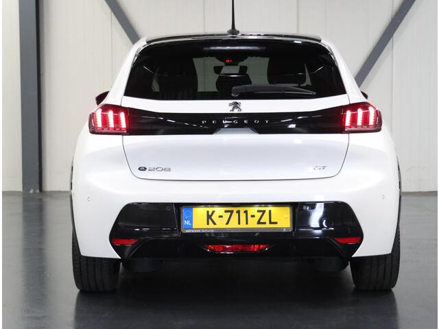 Peugeot e-208 EV GT Pack 50 kWh 136PK | AppleCarPlay/AndroidAuto | Alcantara/Leer | Adaptive Cruise Control | Climate Control | Camera | Digitale Cockpit | Navigatie | FULL LED | Privacy Glass | TwoTone | Stoelverwarming | Parkeersensoren |