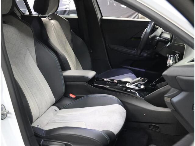 Peugeot e-208 EV GT Pack 50 kWh 136PK | AppleCarPlay/AndroidAuto | Alcantara/Leer | Adaptive Cruise Control | Climate Control | Camera | Digitale Cockpit | Navigatie | FULL LED | Privacy Glass | TwoTone | Stoelverwarming | Parkeersensoren |