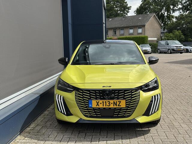 Peugeot e-208 EV GT 51 kWh 156 PK | Automaat | 1e Eigenaar | Panoramadak | Alcantara Stoelen met Verwarming en Massage | Navigatie | Adaptieve Cruise Control | 360 Graden Camera | Full LED Verlichting | 400 Km WLTP Range | 17" Lichtmetalen Velgen | Parkeersensoren V+A 