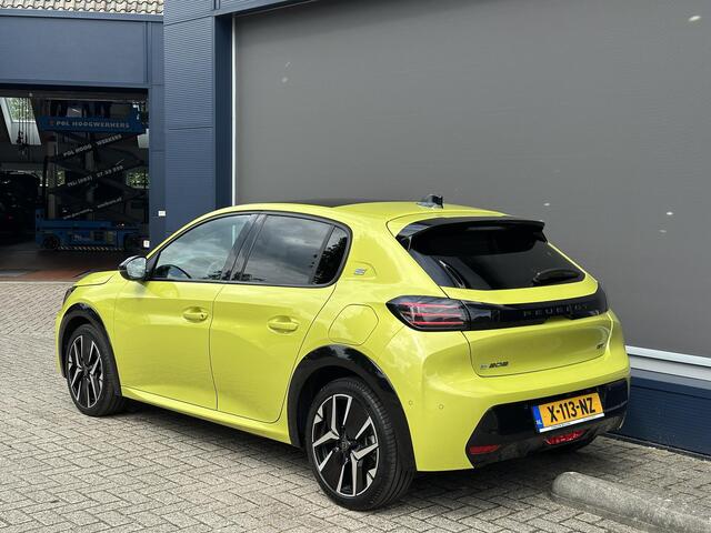 Peugeot e-208 EV GT 51 kWh 156 PK | Automaat | 1e Eigenaar | Panoramadak | Alcantara Stoelen met Verwarming en Massage | Navigatie | Adaptieve Cruise Control | 360 Graden Camera | Full LED Verlichting | 400 Km WLTP Range | 17" Lichtmetalen Velgen | Parkeersensoren V+A 