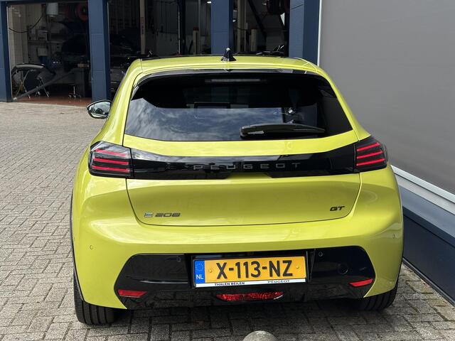 Peugeot e-208 EV GT 51 kWh 156 PK | Automaat | 1e Eigenaar | Panoramadak | Alcantara Stoelen met Verwarming en Massage | Navigatie | Adaptieve Cruise Control | 360 Graden Camera | Full LED Verlichting | 400 Km WLTP Range | 17" Lichtmetalen Velgen | Parkeersensoren V+A 