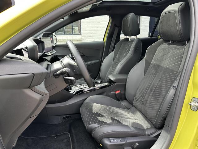 Peugeot e-208 EV GT 51 kWh 156 PK | Automaat | 1e Eigenaar | Panoramadak | Alcantara Stoelen met Verwarming en Massage | Navigatie | Adaptieve Cruise Control | 360 Graden Camera | Full LED Verlichting | 400 Km WLTP Range | 17" Lichtmetalen Velgen | Parkeersensoren V+A 