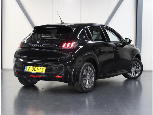 Peugeot e-208 EV Allure 50 kWh 136PK | AppleCarplay/Android Auto | Parkeersensoren | FULL LED | Navigatie | Lederen Stuurwiel | Climate Control | Cruise Control | 16" LMV | Isofix | Privacy Glass |